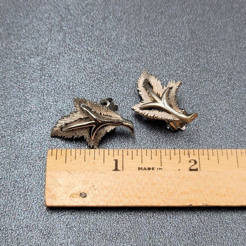 Vintage Clip on Earrings Textured Silver tone Leaves Leaf 1 1/8"