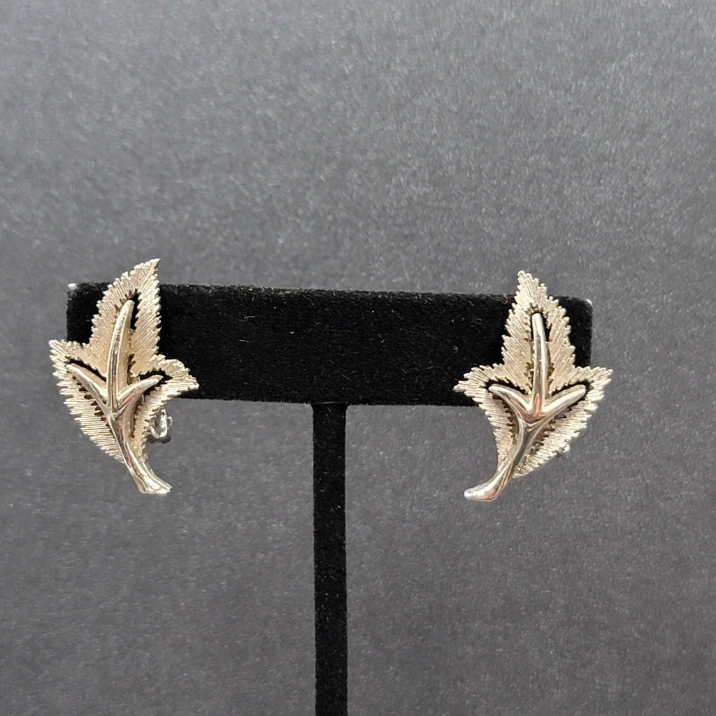 Vintage Clip on Earrings Textured Silver tone Leaves Leaf 1 1/8"
