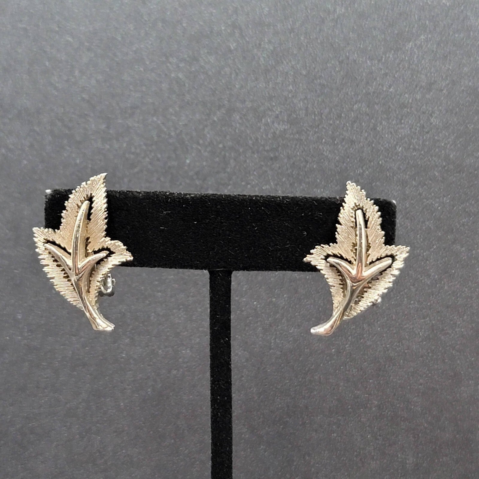 Vintage Clip on Earrings Textured Silver tone Leaves Leaf 1 1/8"