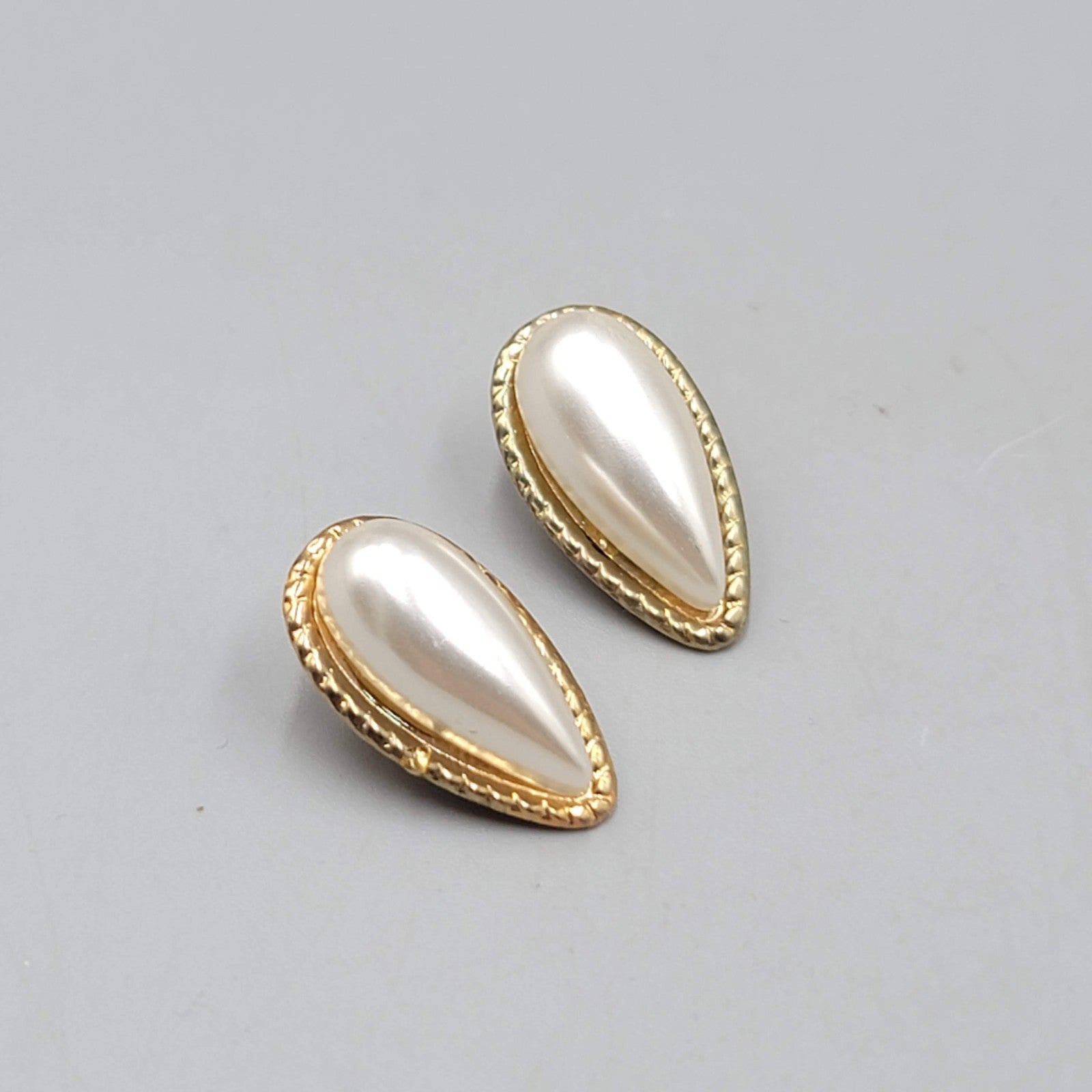 Vintage Teardrop Clip on Earrings White and Gold tone 7/8 in