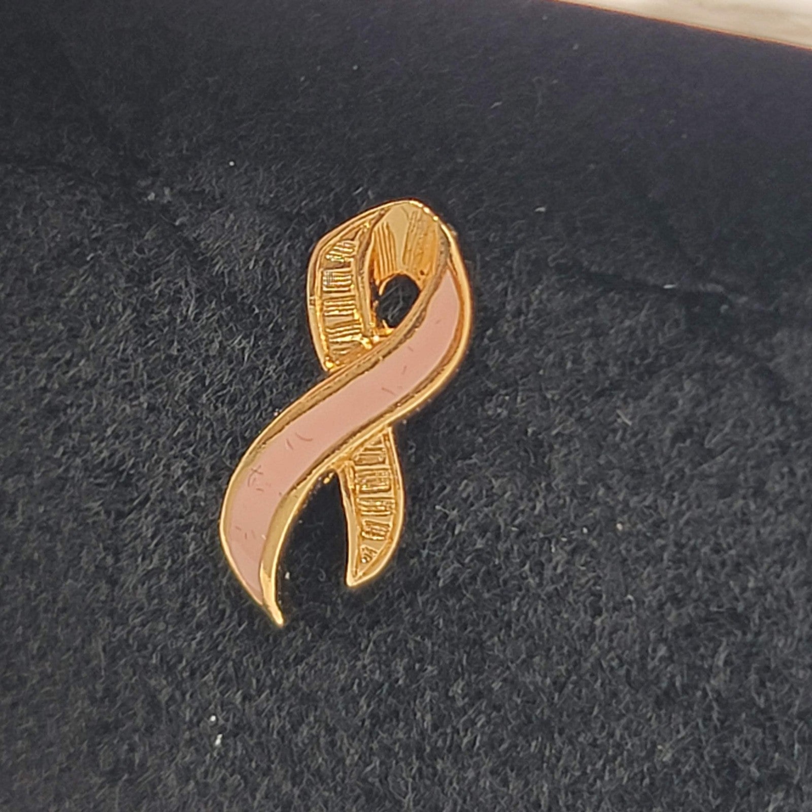 Vintage Avon Breast Cancer Awareness Ribbon Pin Gold Tone 1996 Boxed NOS Gift