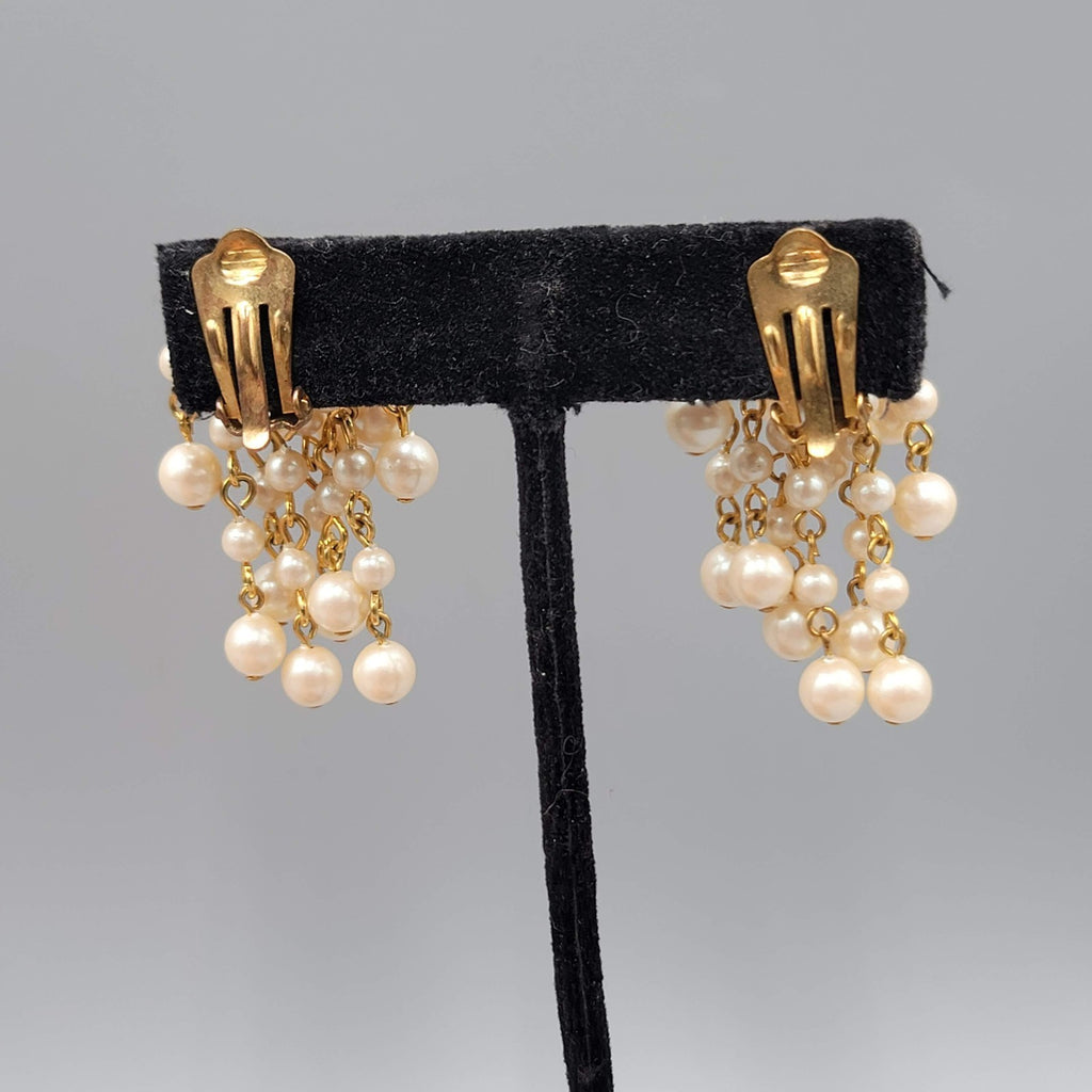 Vintage White Bead Cluster Waterfall Clip on Earrings Gold tone Dangle 1.75 in
