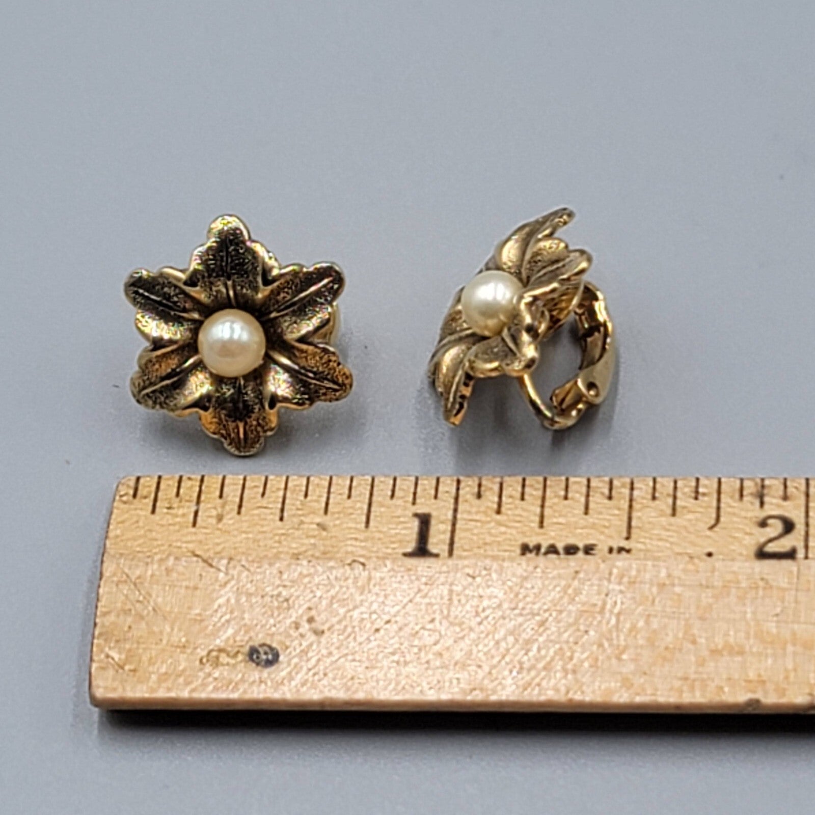 Vintage Flower Stud Clip on Earrings Gold tone Faux Pearl 3/4"