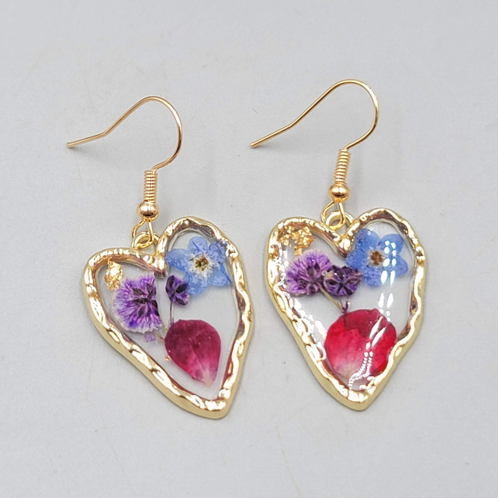 Real Flower Heart Pierced Earrings Gold tone Dangle Resin 1"