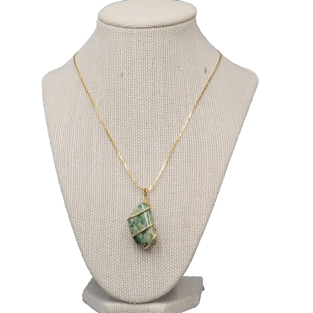 Vintage Polished Green Stone Pendant Necklace Gold tone Cobra Chain 18"