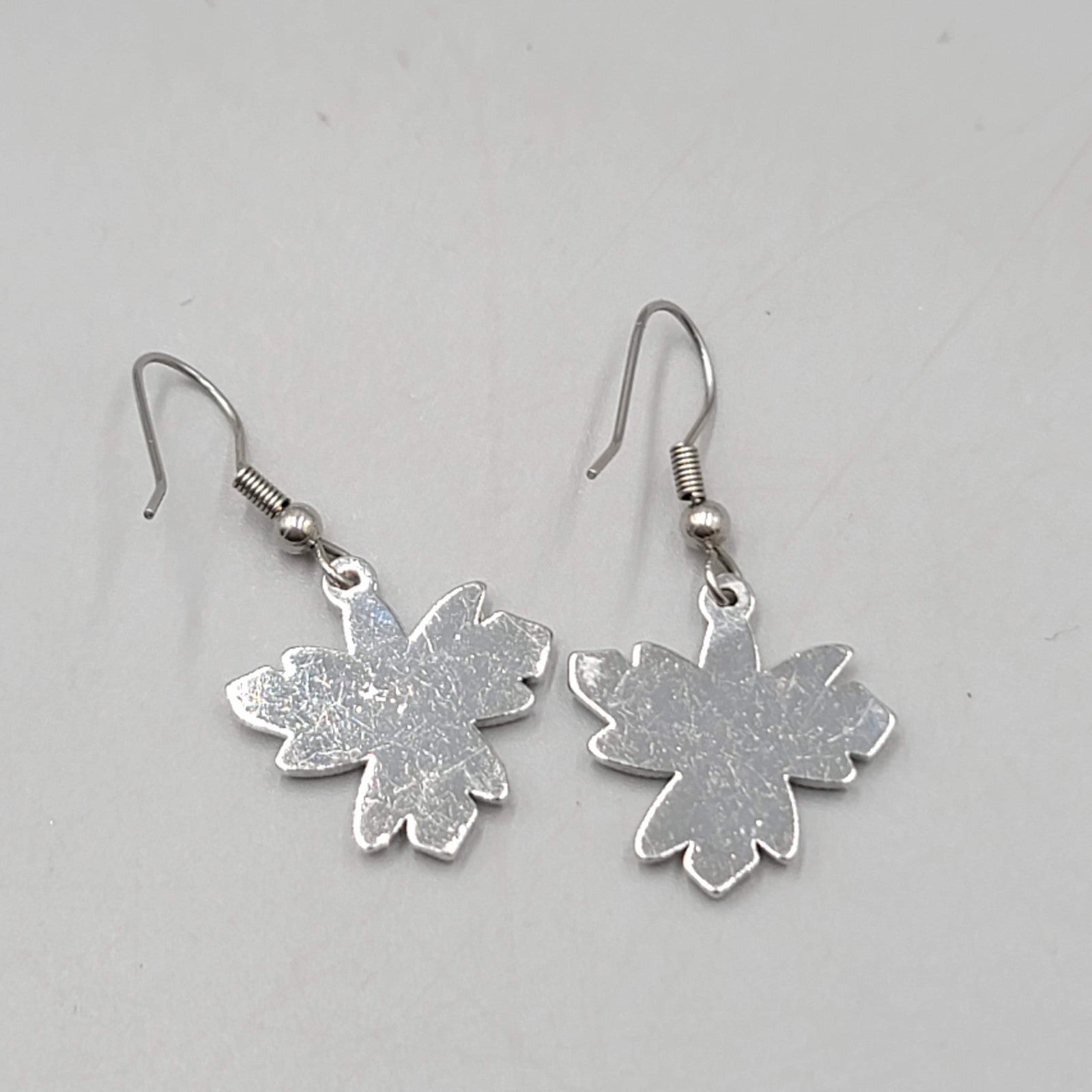 Christmas Flower Pierced Earrings Silver tone Dangle Poinsettia 3/4"