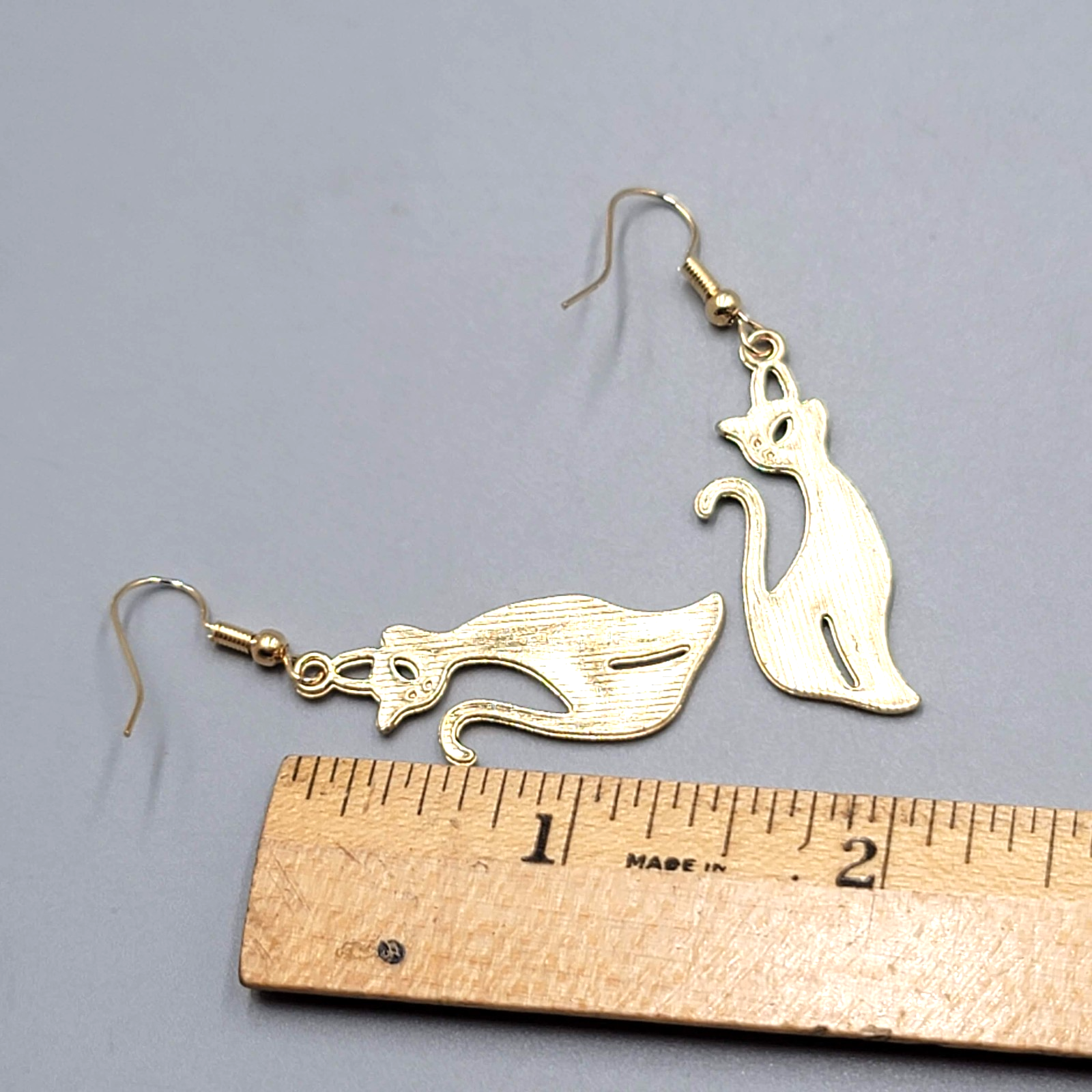 Kitty Cat Tie Dye Multicolor Pierced Earrings Gold tone Dangle 1 3/8"
