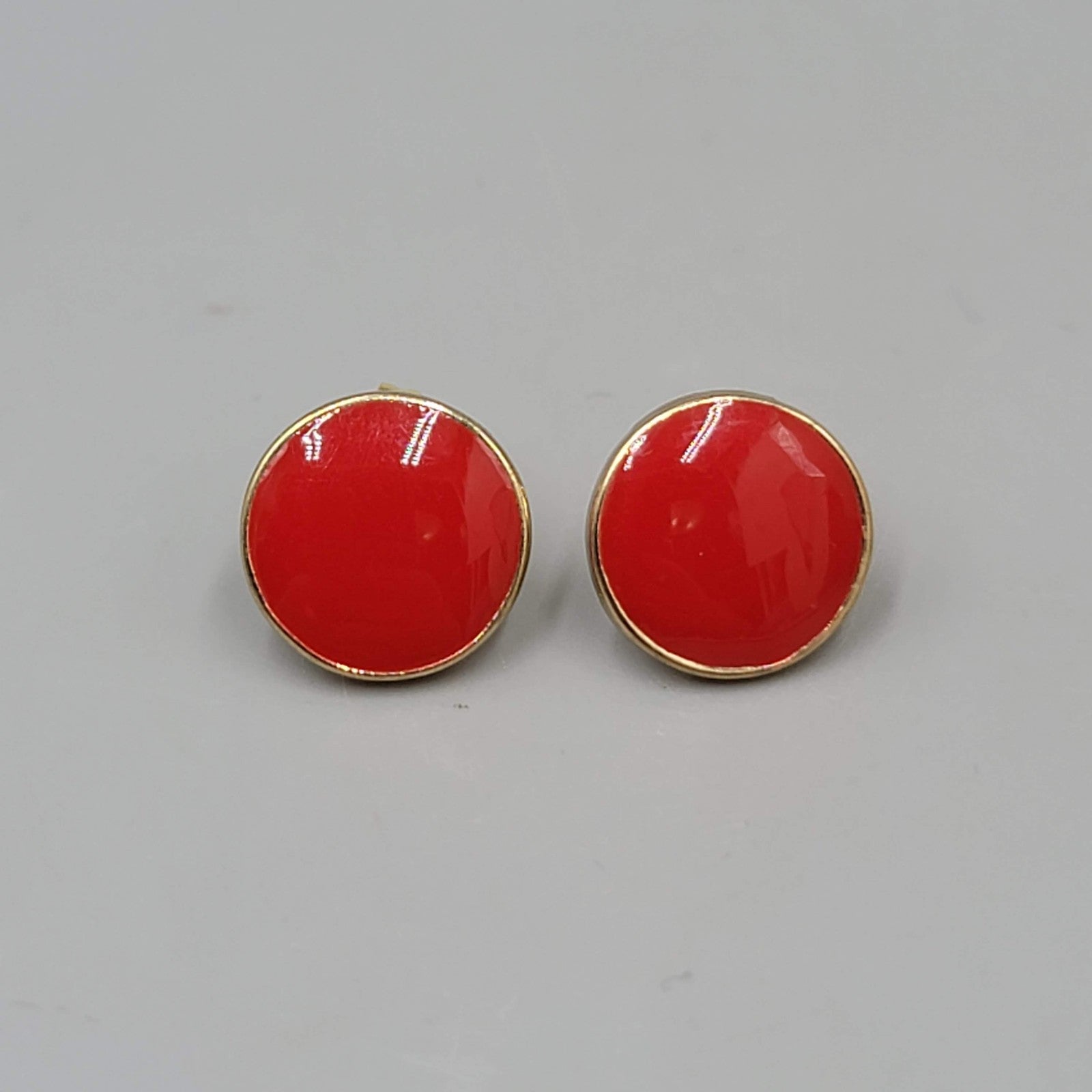 Red Enamel Stud Pierced Earrings Gold Tone Round Ladies Classic Retro Style 1/2"