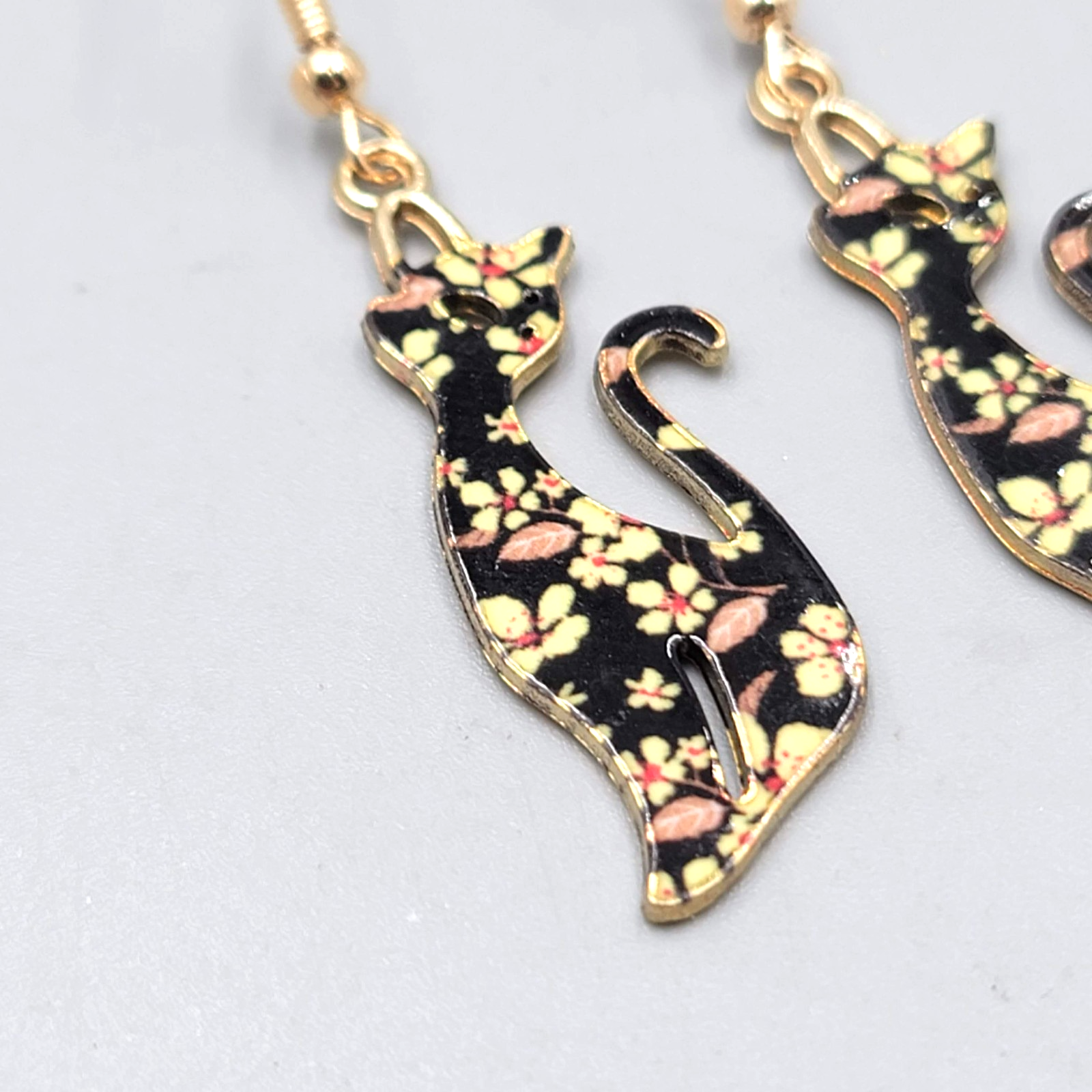 Black Kitty Cat Flower Print Pierced Earrings Gold tone Dangle 1 3/8"