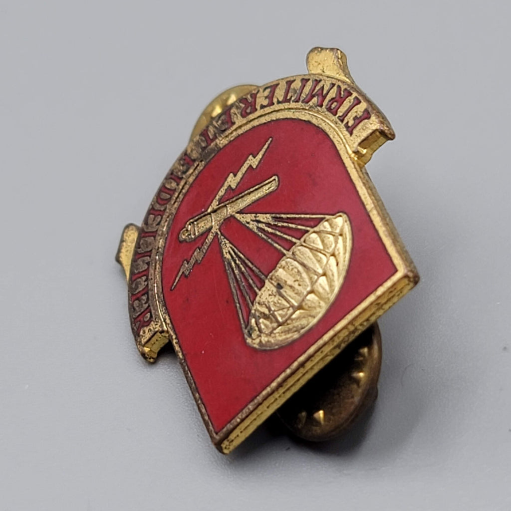 US Army 377th Field Artillery Reg’t Pin Firmiter Et Fideliter 1 1/8"