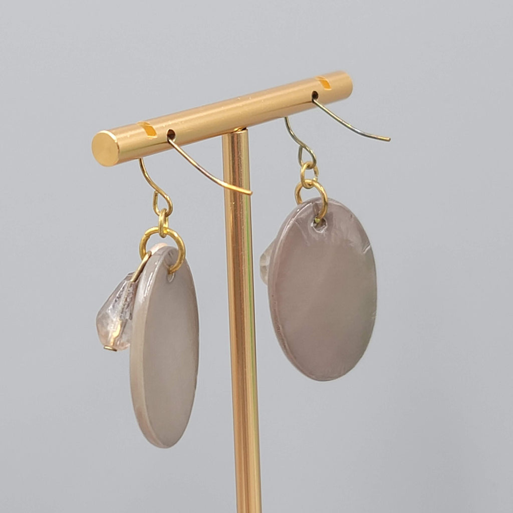 Oval Shell Pearl Bead Dangle Pierced Earrings Gold tone 1.25"