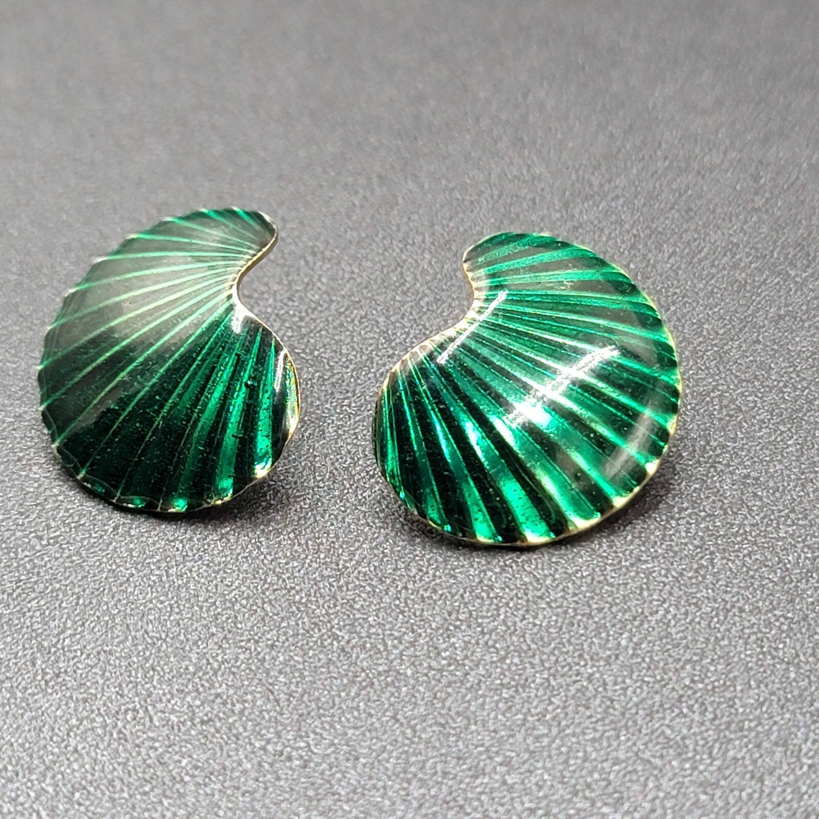 Vintage Pierced Earrings Gold tone Green Enamel Shell Design Drop 1"