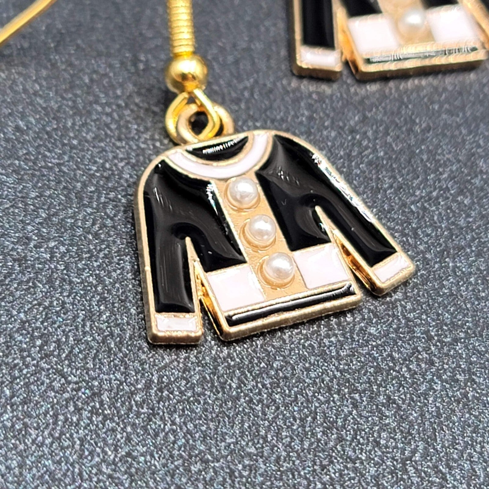 Fashion Sweater Pierced Earrings Gold tone Black Enamel Dangle 5/8"