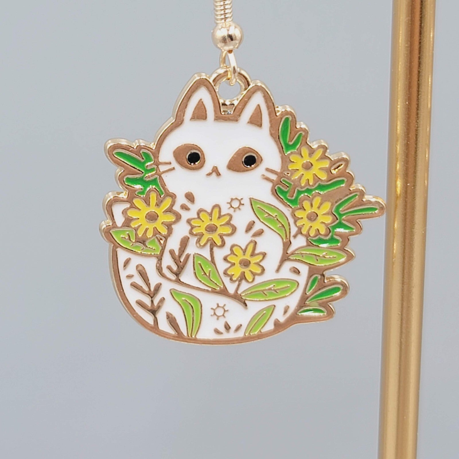 White Kitty Cat in the Flowers Pierced Earrings Gold tone Dangle 1"
