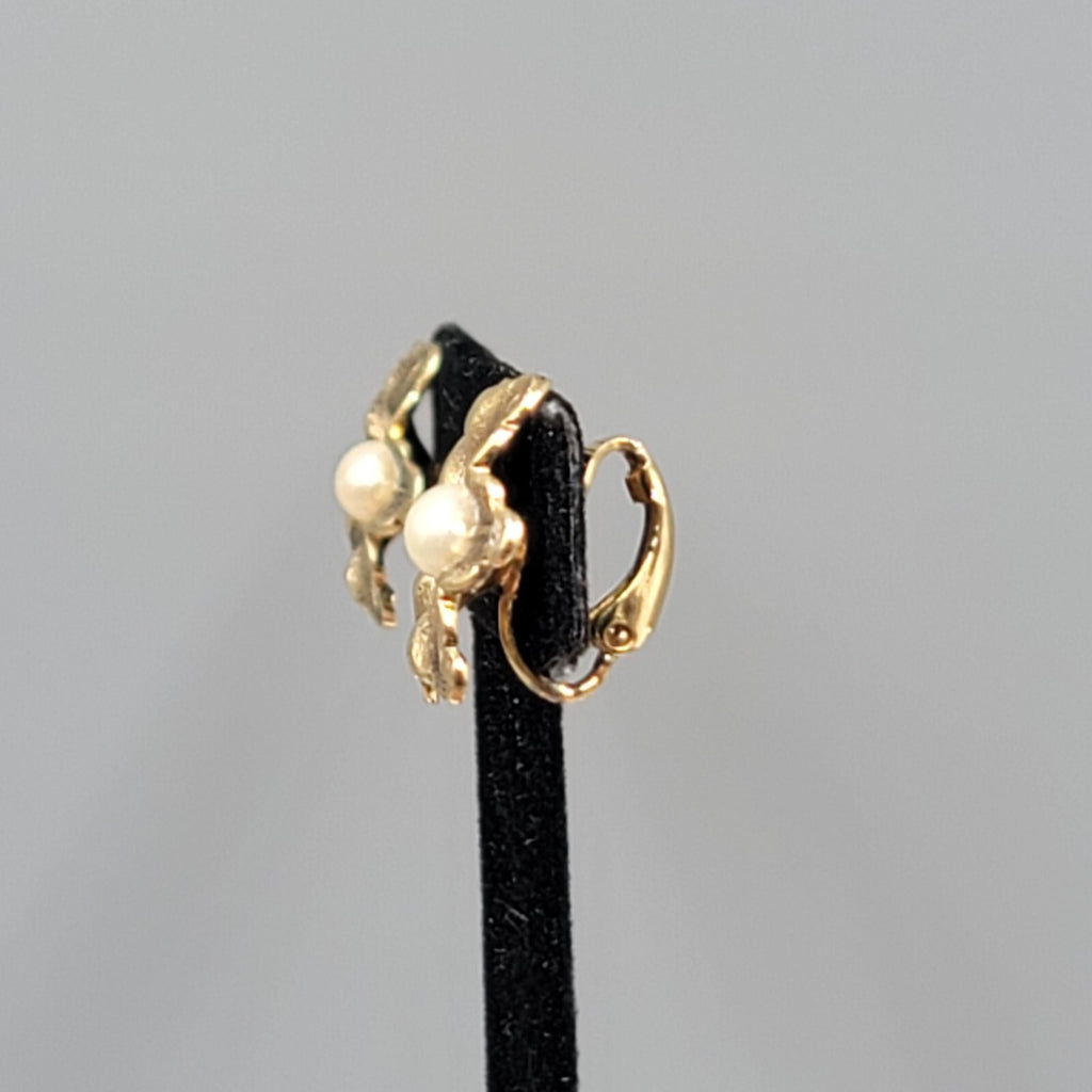 Vintage Flower Stud Clip on Earrings Gold tone Faux Pearl 3/4"