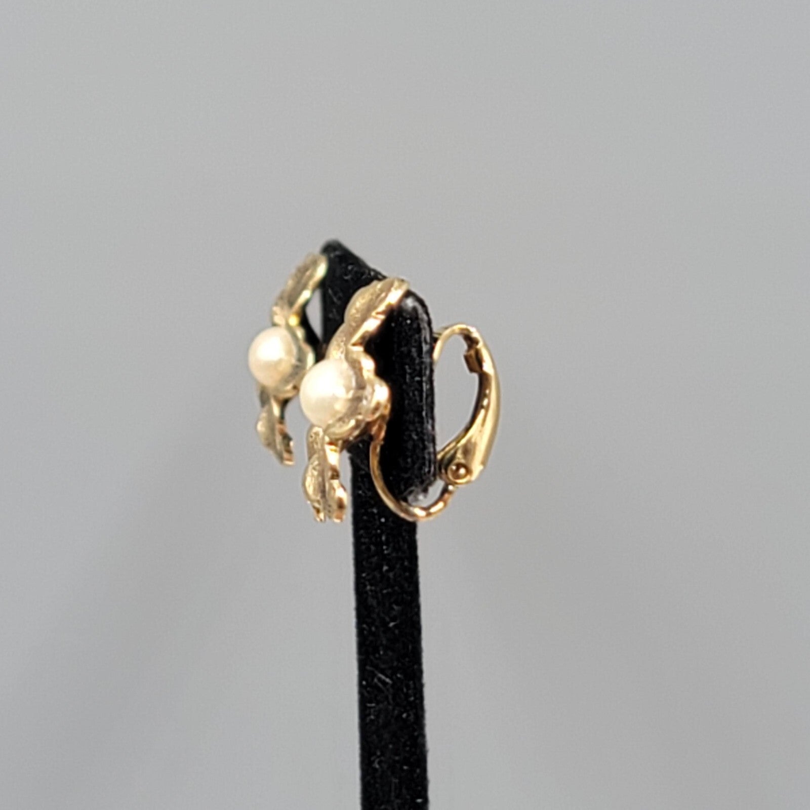 Vintage Flower Stud Clip on Earrings Gold tone Faux Pearl 3/4"