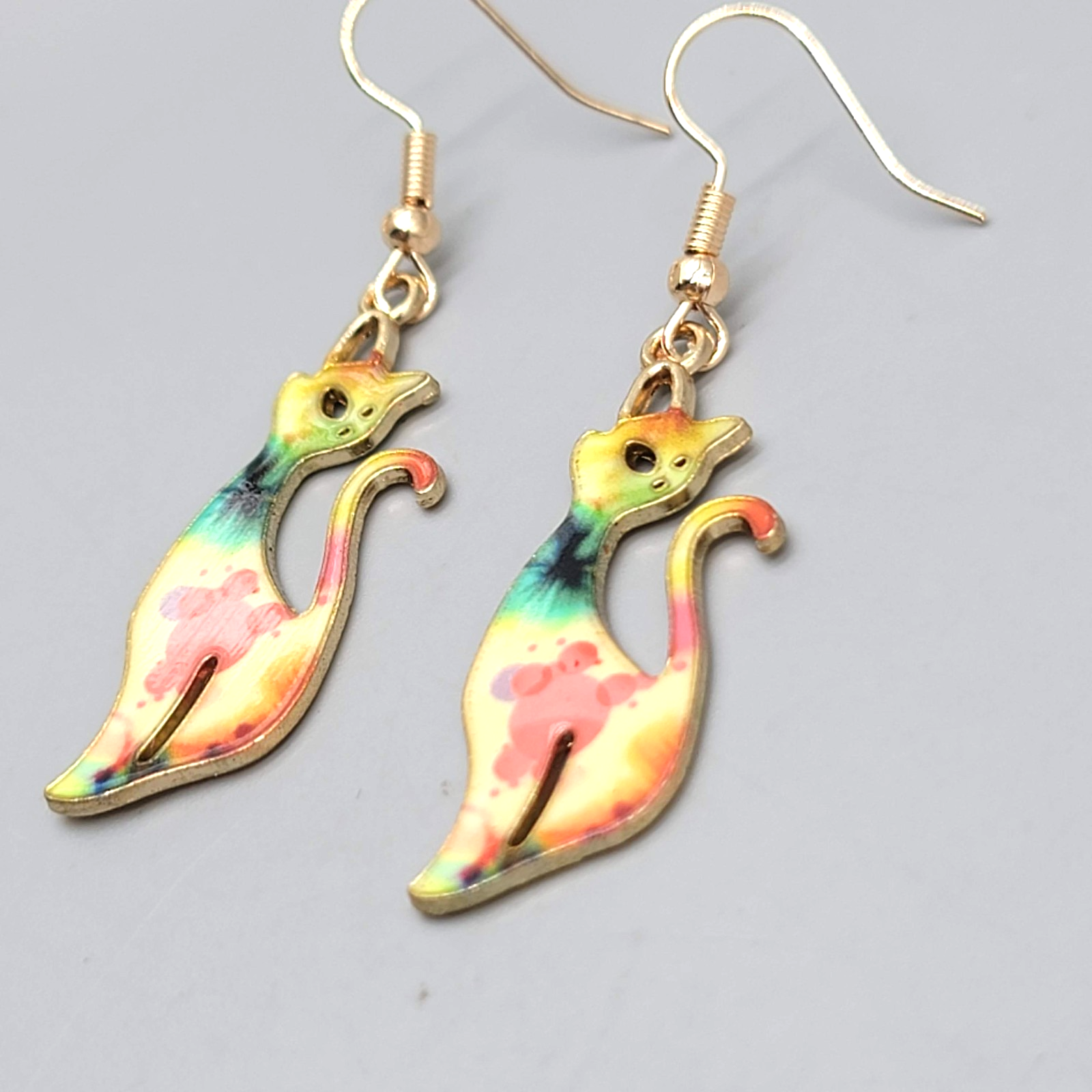 Kitty Cat Tie Dye Multicolor Pierced Earrings Gold tone Dangle 1 3/8"