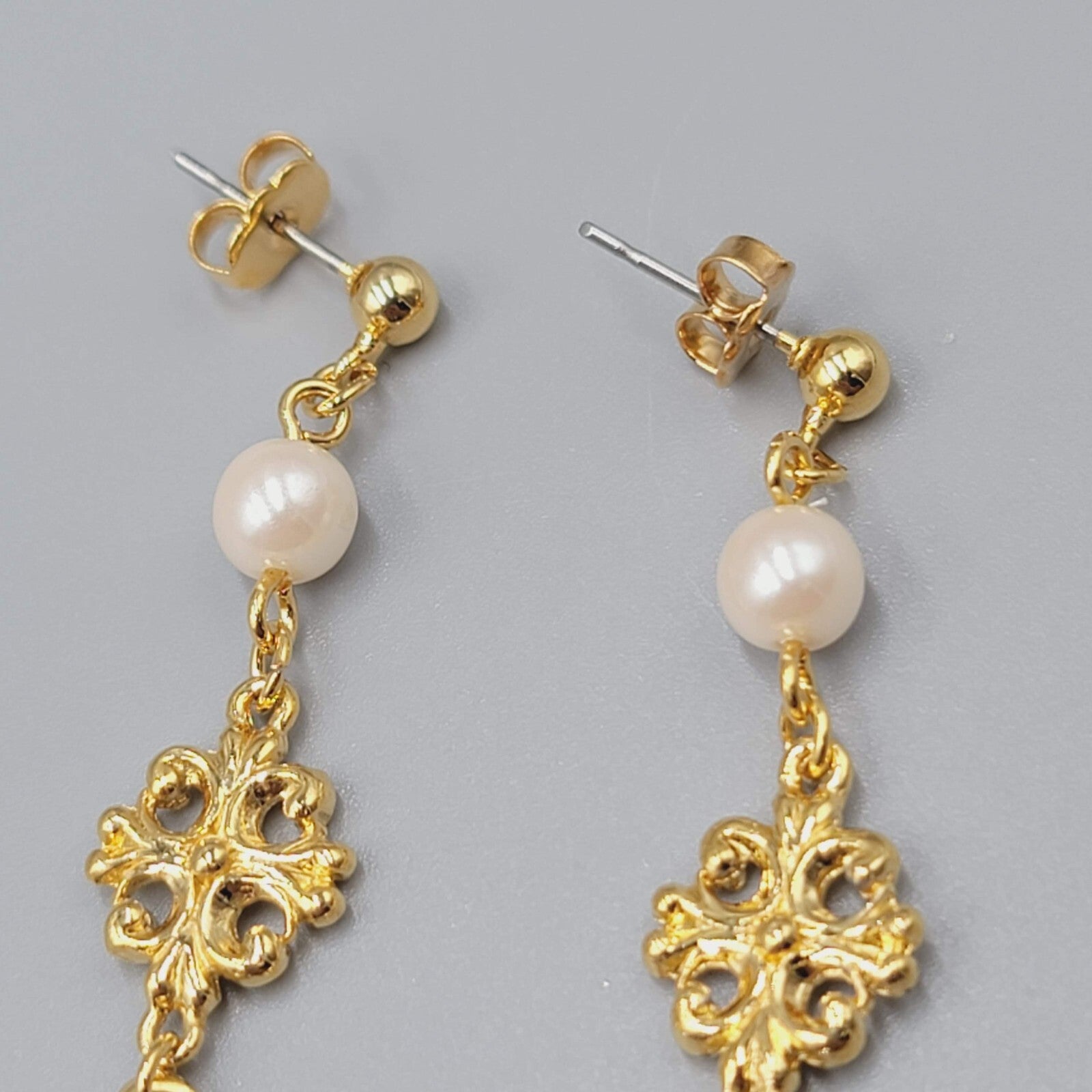 Pierced Earrings Gold tone Dangle Clear Glass Teardrop Fax Pearl Bead 2.25"