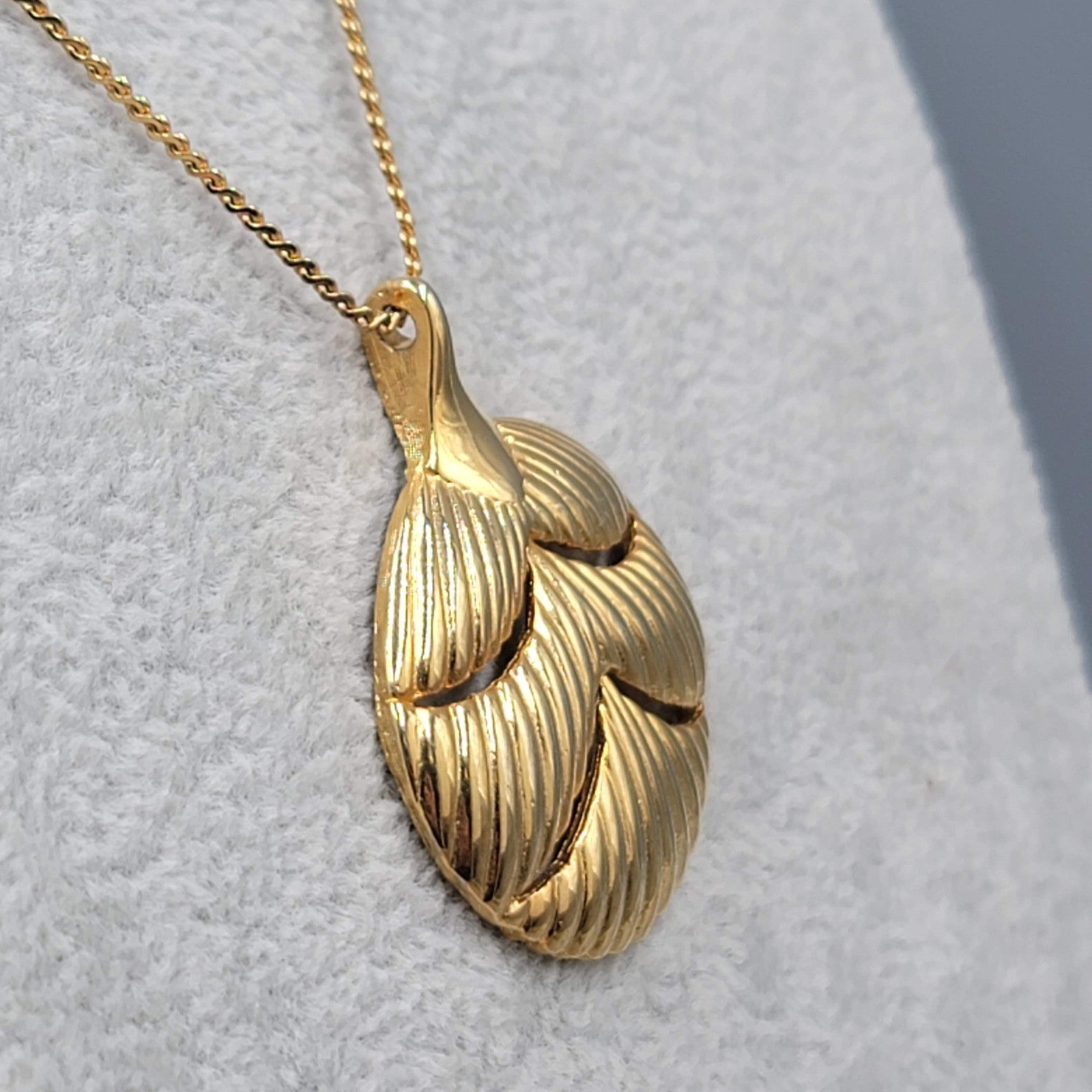 Vintage Pendant Necklace Gold tone Long Gold tone Chain 24"
