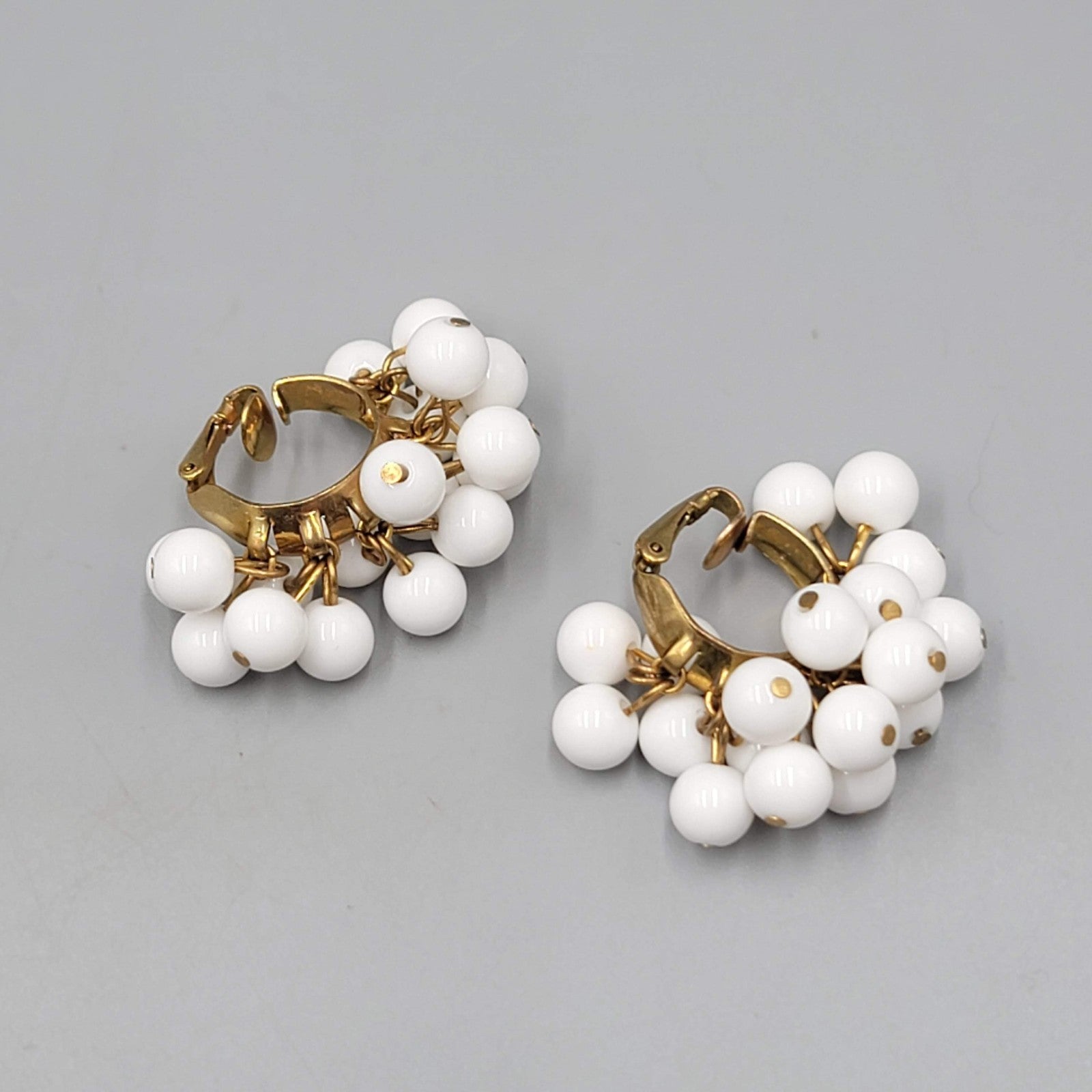 Vintage White Cluster Bead Statement Clip on Earrings Gold tone Dangle 1.5 in 