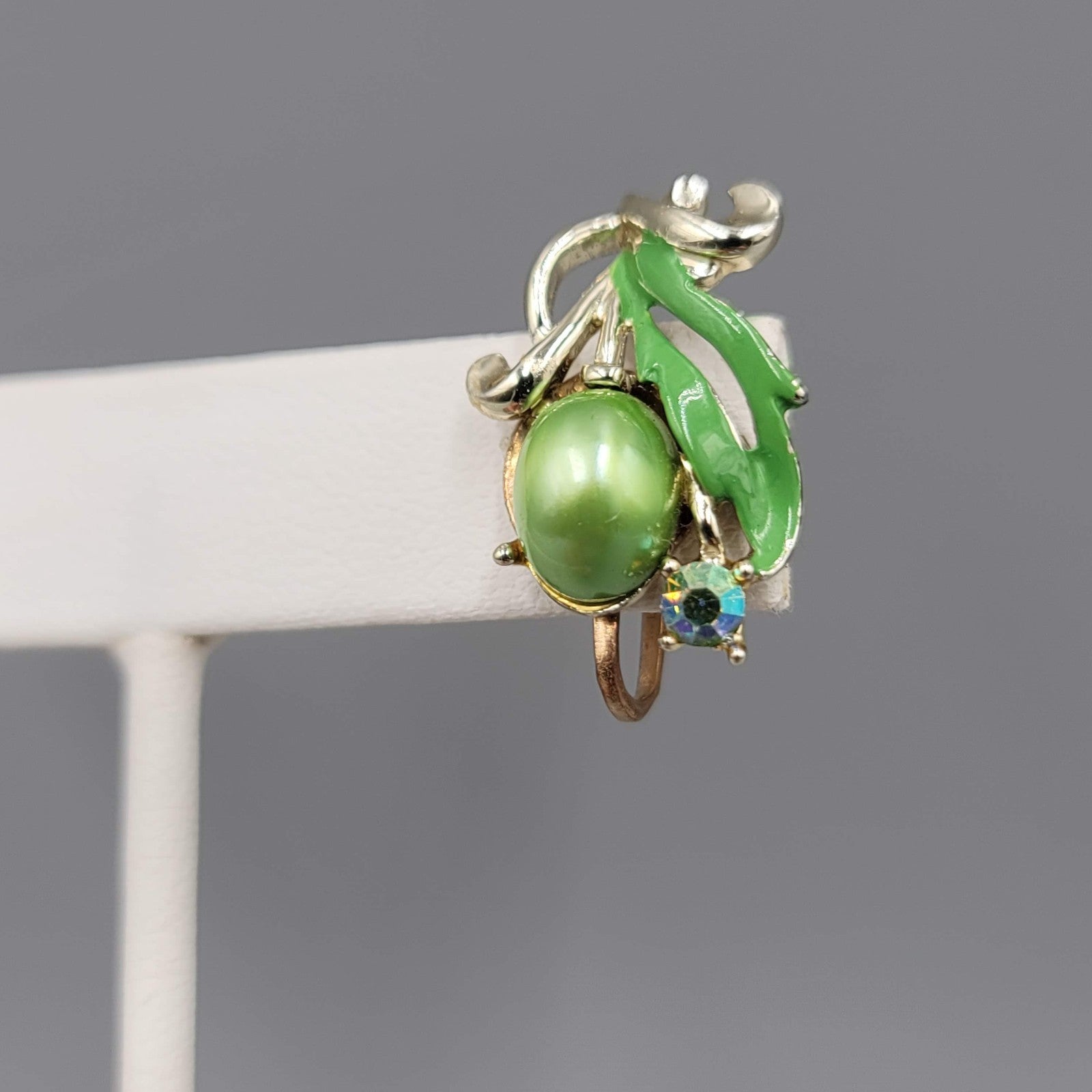 Vintage Faux Green Pearl Rhinestone Clip on Earrings Gold tone Screw Back 7/8"