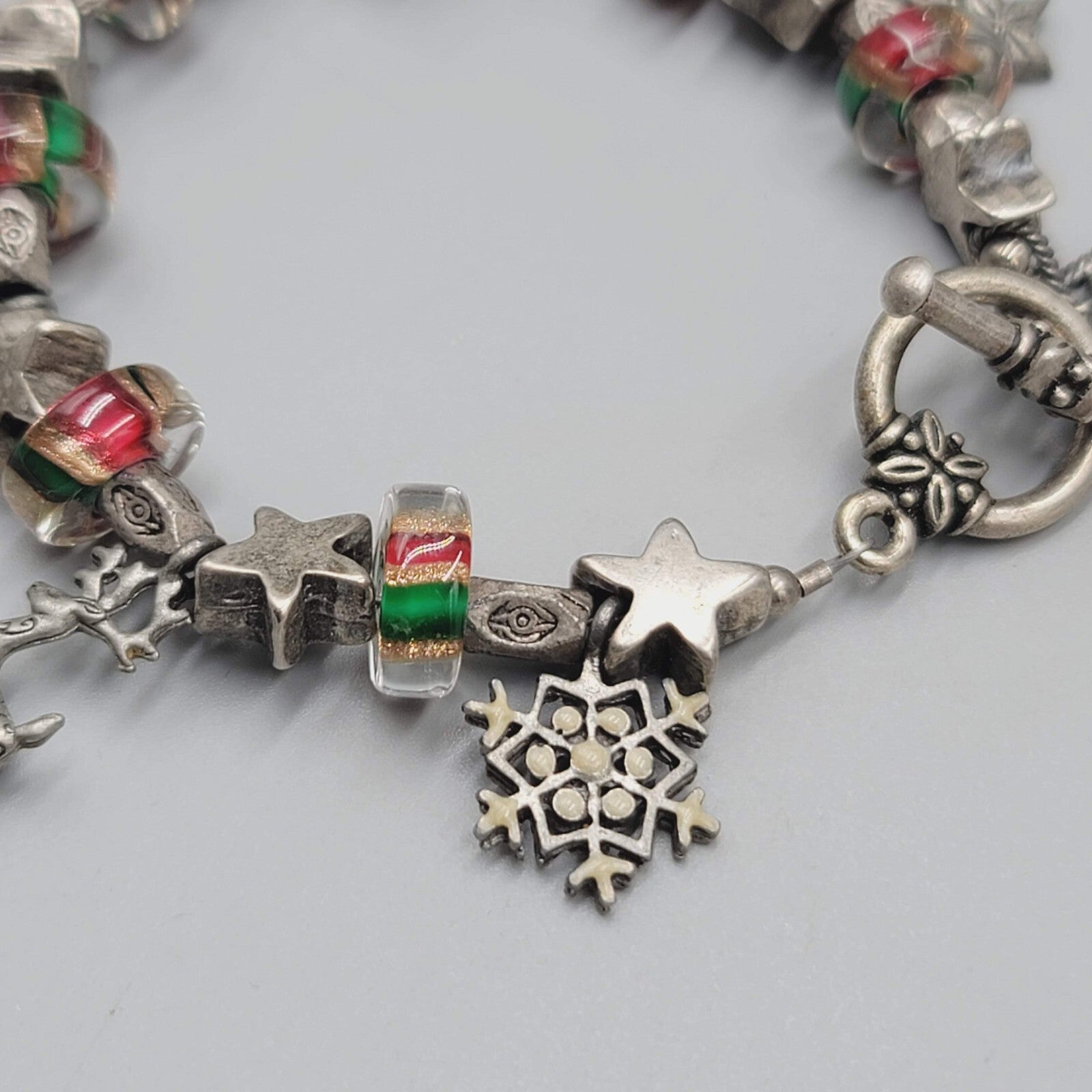 Christmas Charm Bracelet Gray Metal Toggle Closure Red Green Glass Beads 6.5"