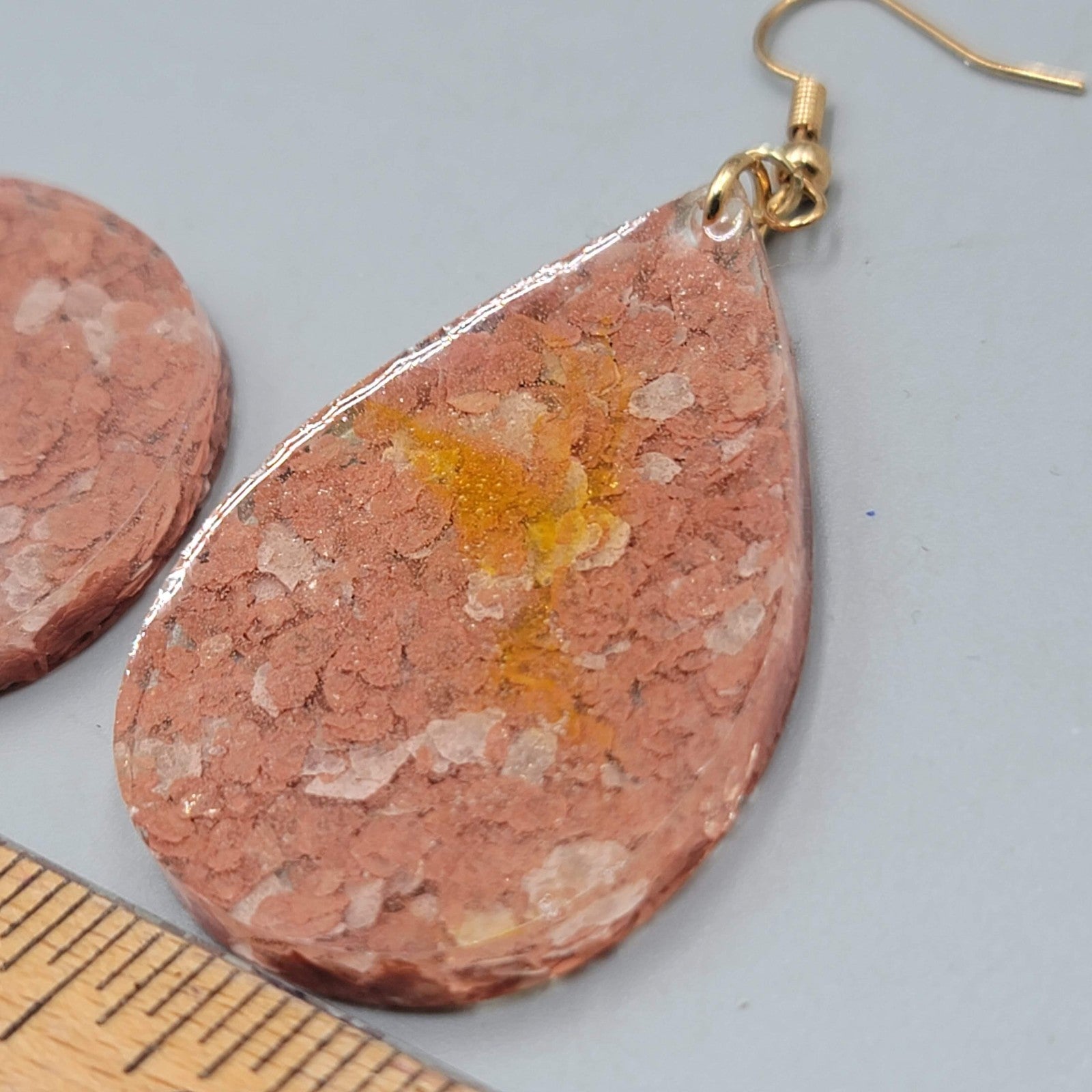 Confetti Resin Teardrop Pierced Earrings Gold tone Dangle Pink Mauve 2 in