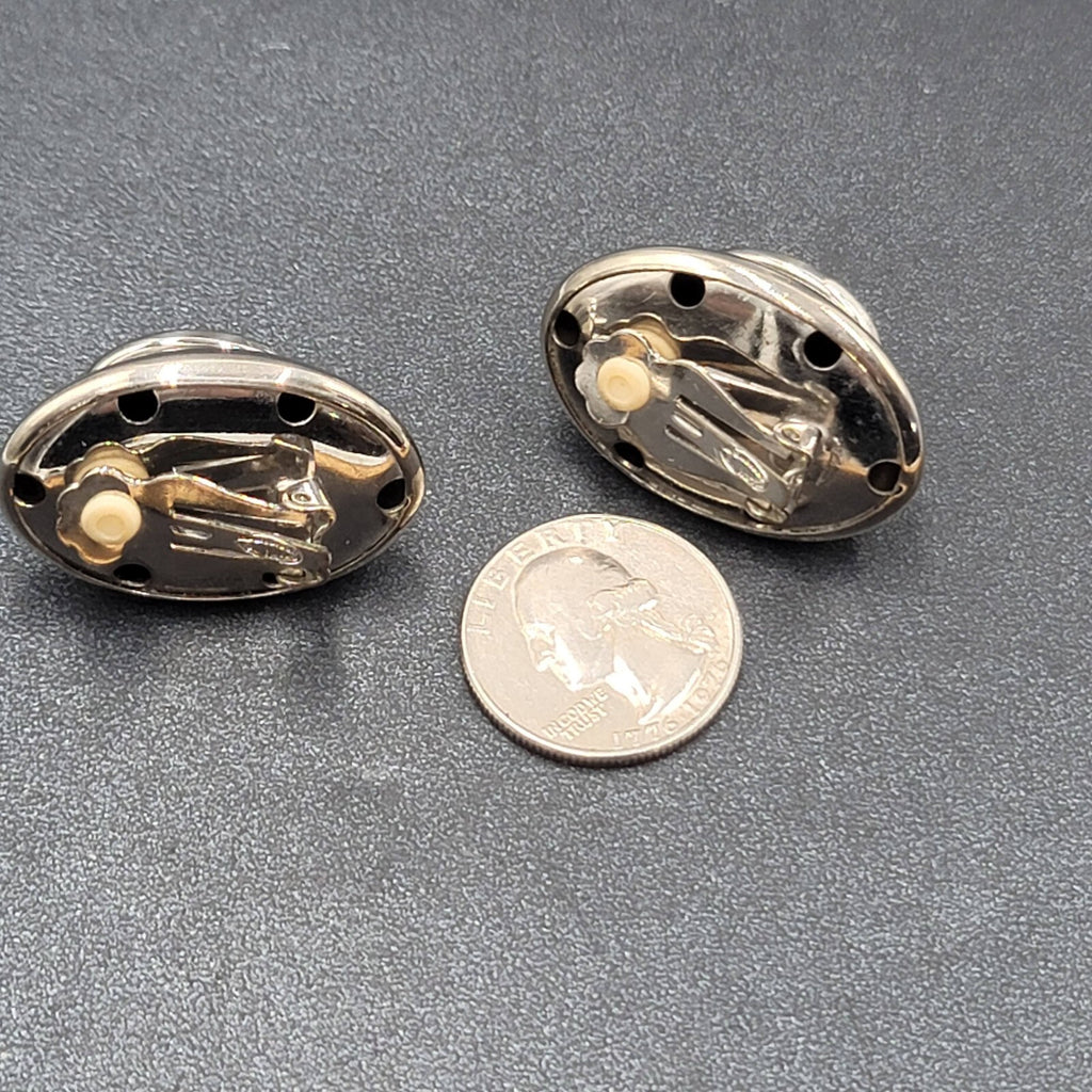 Vintage ELLEN DESIGNS Clip on Earrings Silver tone Glass Intaglio Cameo 1 3/8"