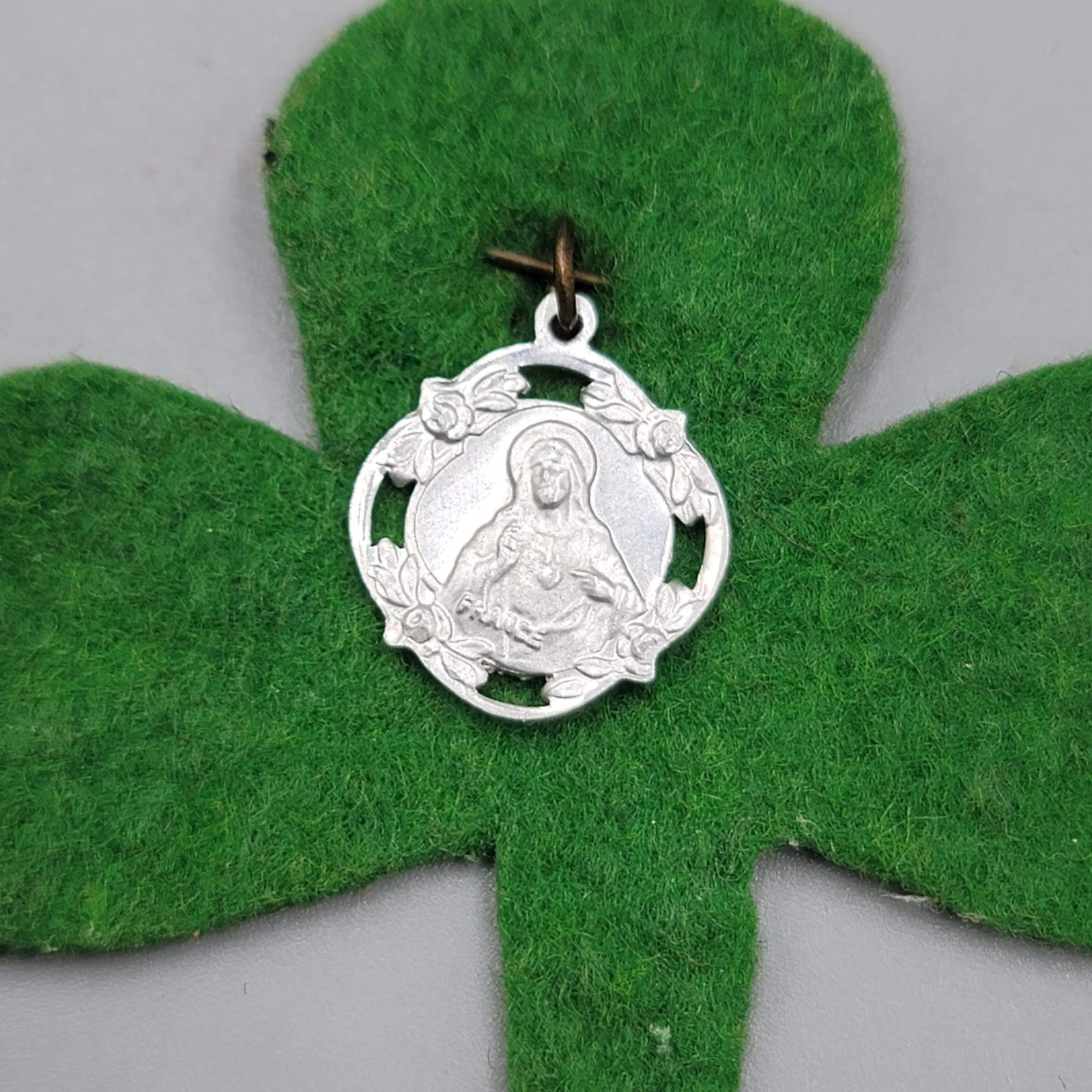 Vintage Catholic Virgin Mary Madonna Medal Pendant Silver Tone Felt Clover