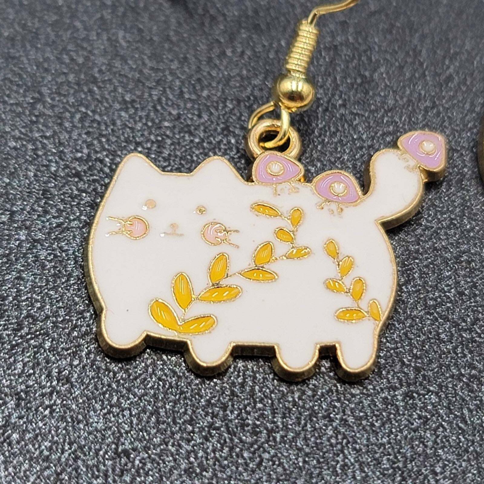 White Cat Pierced Earrings Gold tone Enamel Flowers Dangle 3/4"