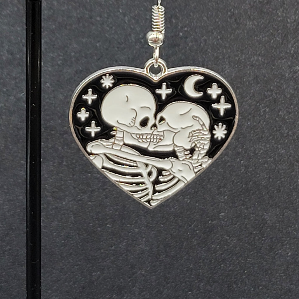 Kissing Skeletons Pierced Earrings Silver tone Black White Enamel Heart 1"