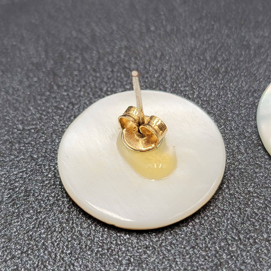 Flower Pierced Earrings Multicolor Mother of Pearl Round Studs 3/4"