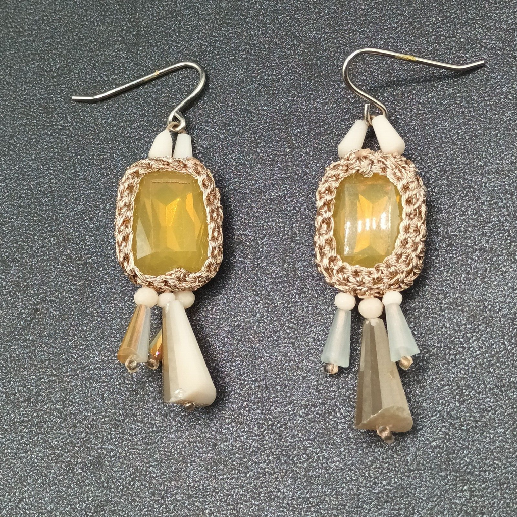 Pierced Earrings Gold tone Mesh Wrapped Yellow Faceted Acrylic Dangle 1 3/4"