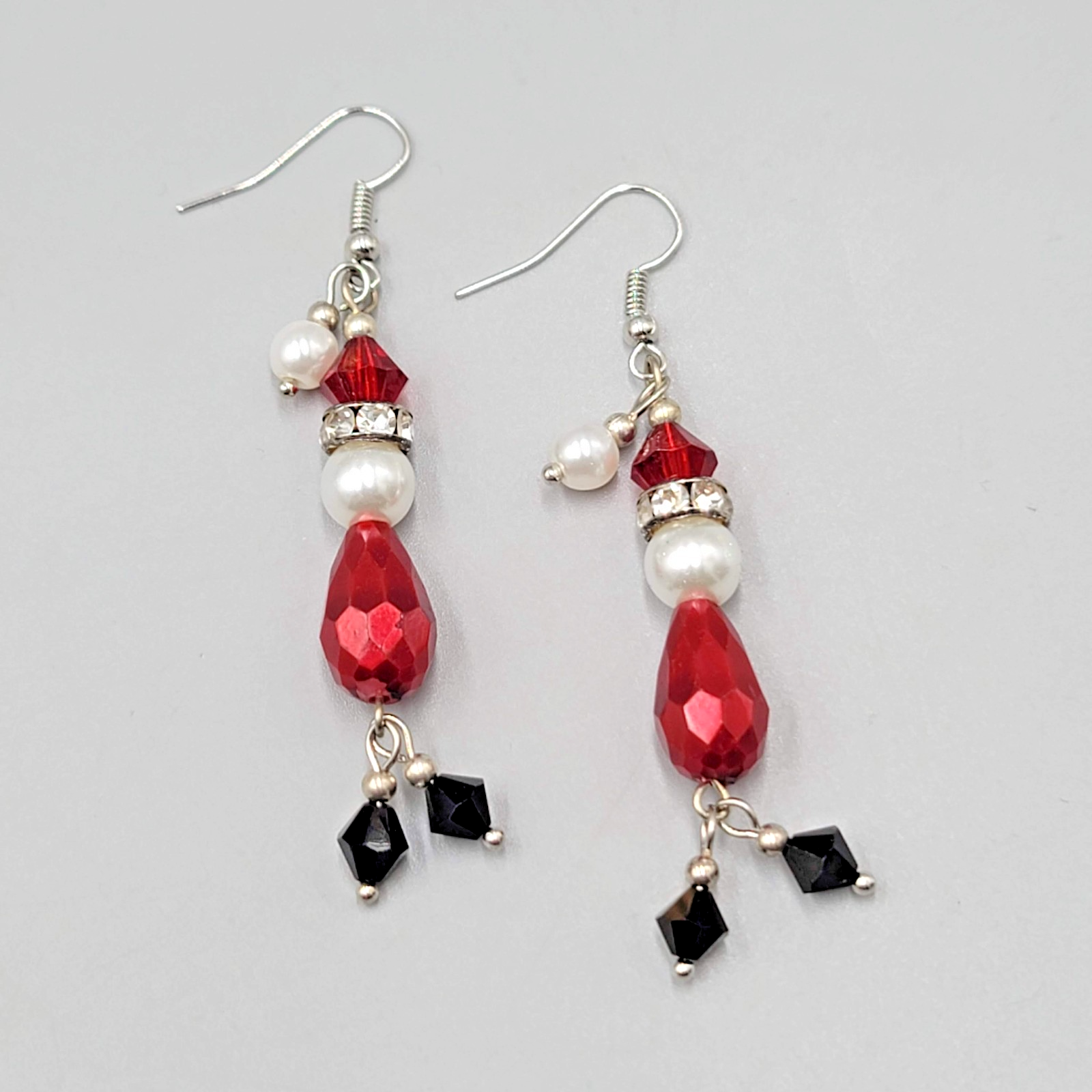 Santa Claus Beaded Pierced Earrings Silver tone Dangle Christmas  2.25 in