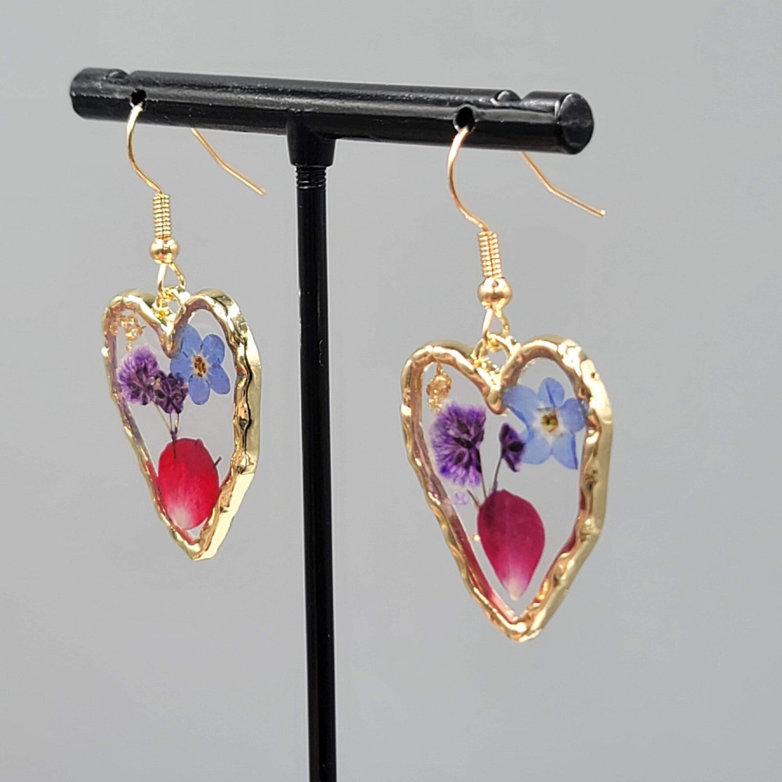 Real Flower Heart Pierced Earrings Gold tone Dangle Resin 1"