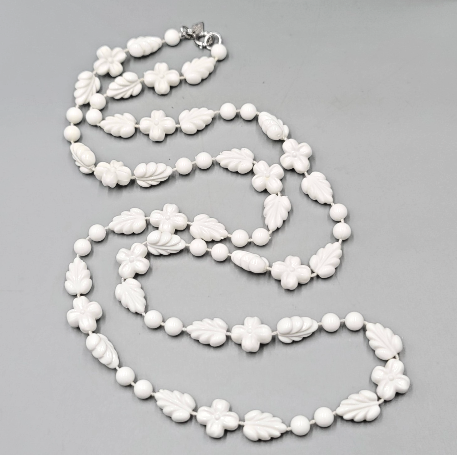 Vintage Sarah Cov Necklace White Bead Flowers Leaves 36 in