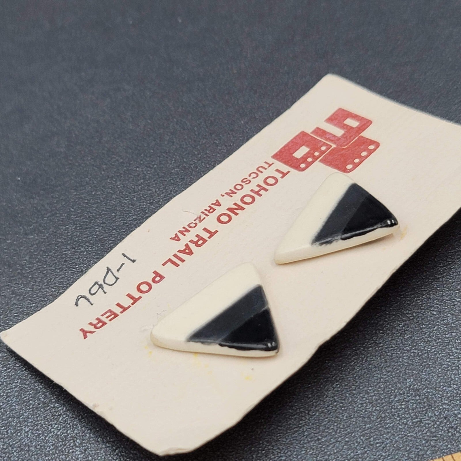 Vintage Tohono Trail Pottery Pierced Earrings Black White Triangles NOS NWT 7/8"