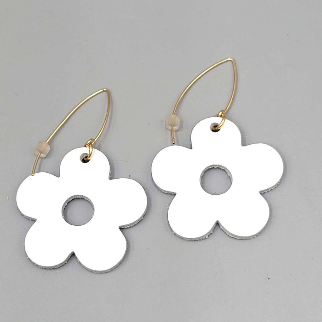 White Leather Flower Pierced Earrings Gold toen Dangle 1.5"