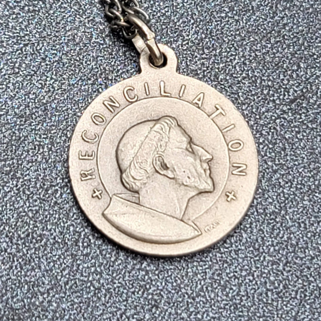 St Francis Medal RECONCILIATION Holy Year 1974-75 Silvertone  7/8" dia 18" Chain
