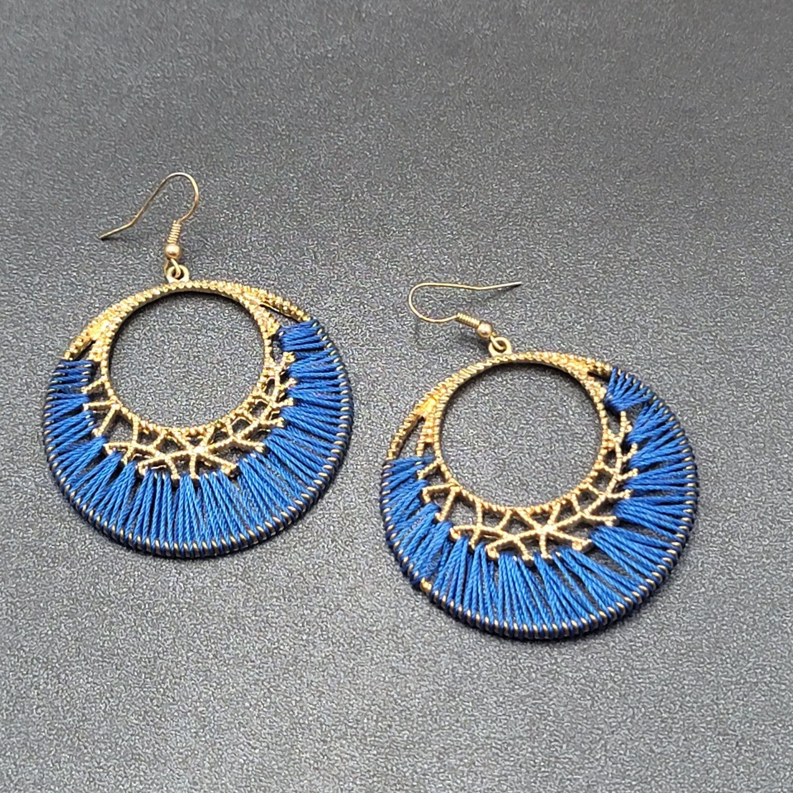 Pierced Earrings Gold tone Royal Blue String Art Dangle Hoops 1 7/8"