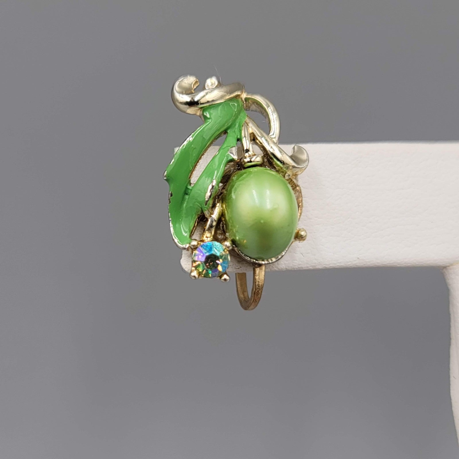 Vintage Faux Green Pearl Rhinestone Clip on Earrings Gold tone Screw Back 7/8"