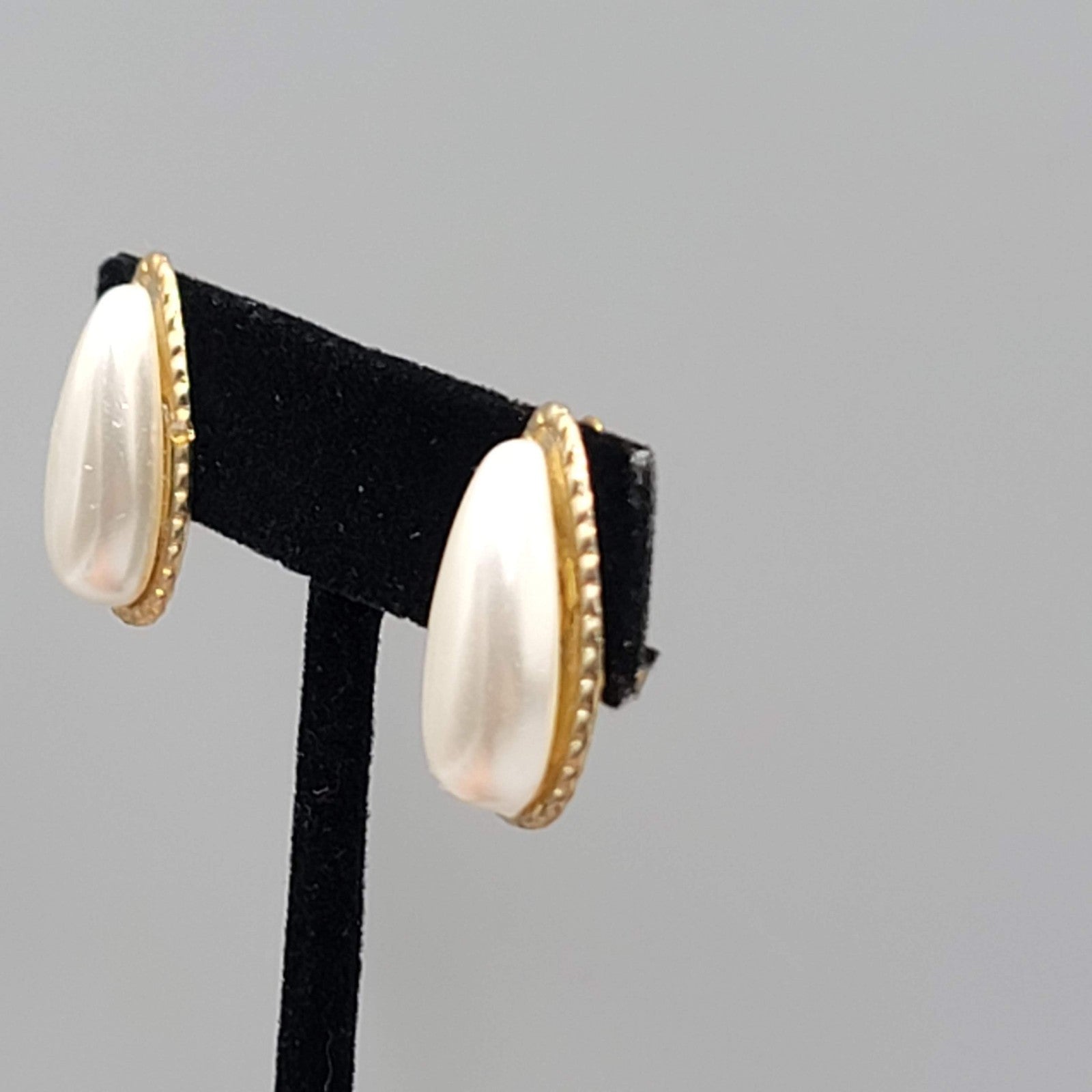 Vintage Teardrop Clip on Earrings White and Gold tone 7/8 in