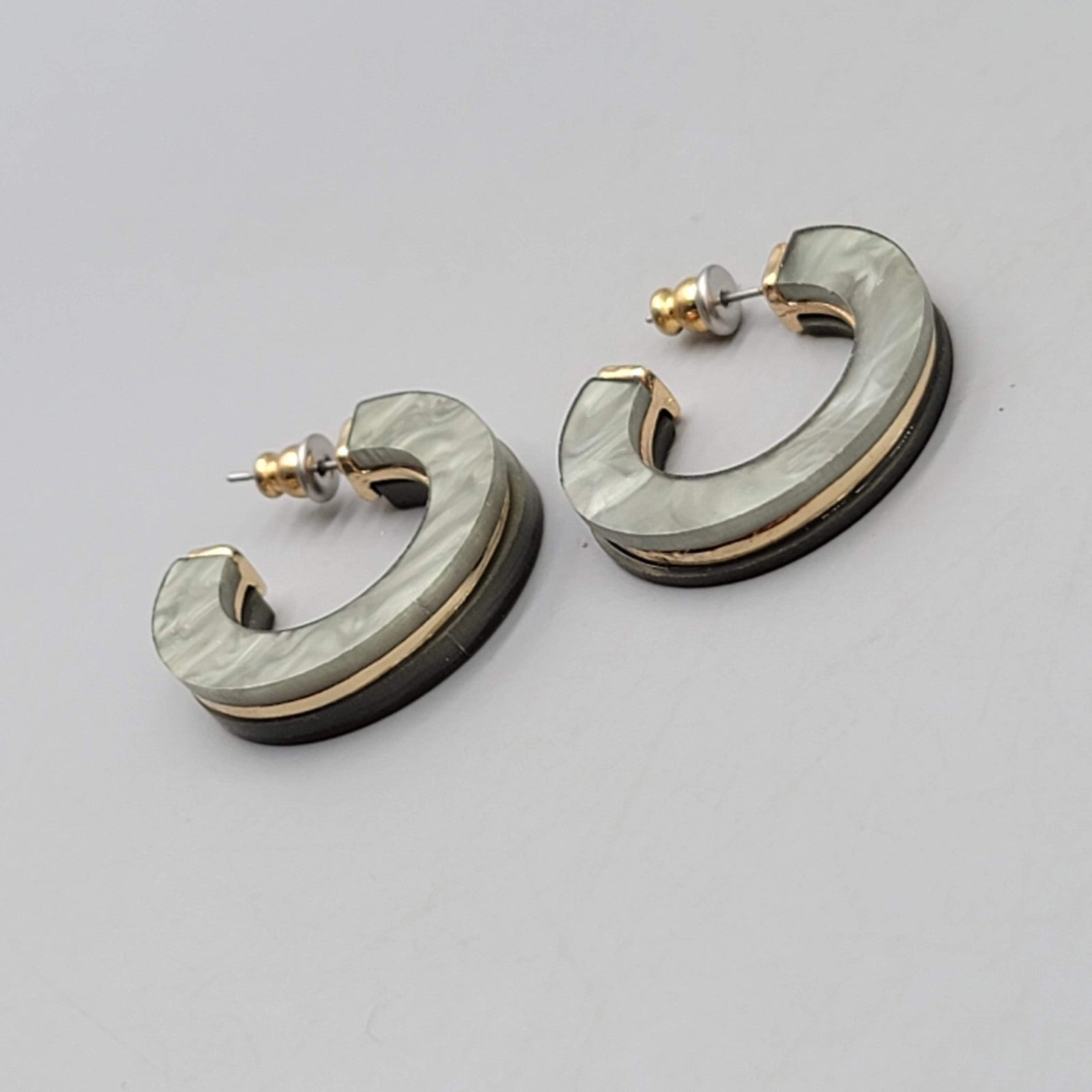 Vintage Green Resin Hoops Pierced Earrings Gold tone 1 in