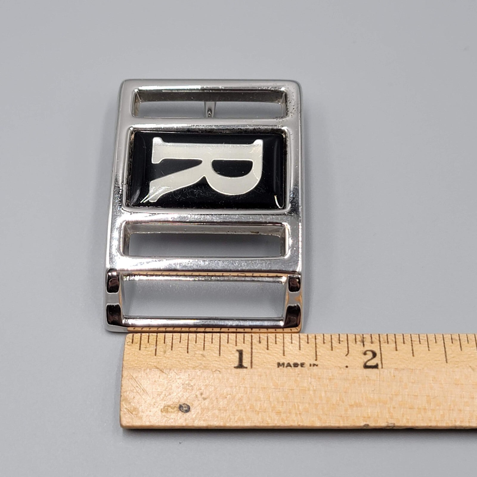1983 AVON VINTAGE BELT BUCKLE INITIAL R SILVER TONE METAL BLACK ACCENT