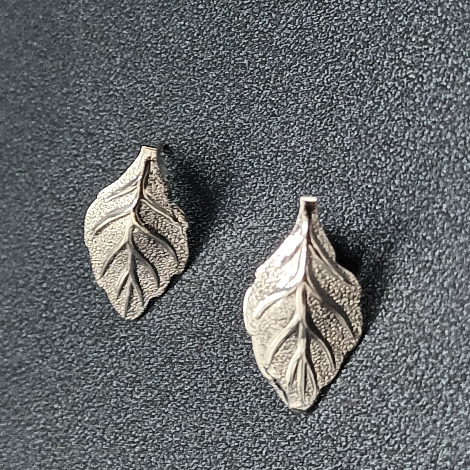 Pierced Earrings Silver tone Leaf Studs 3/4"