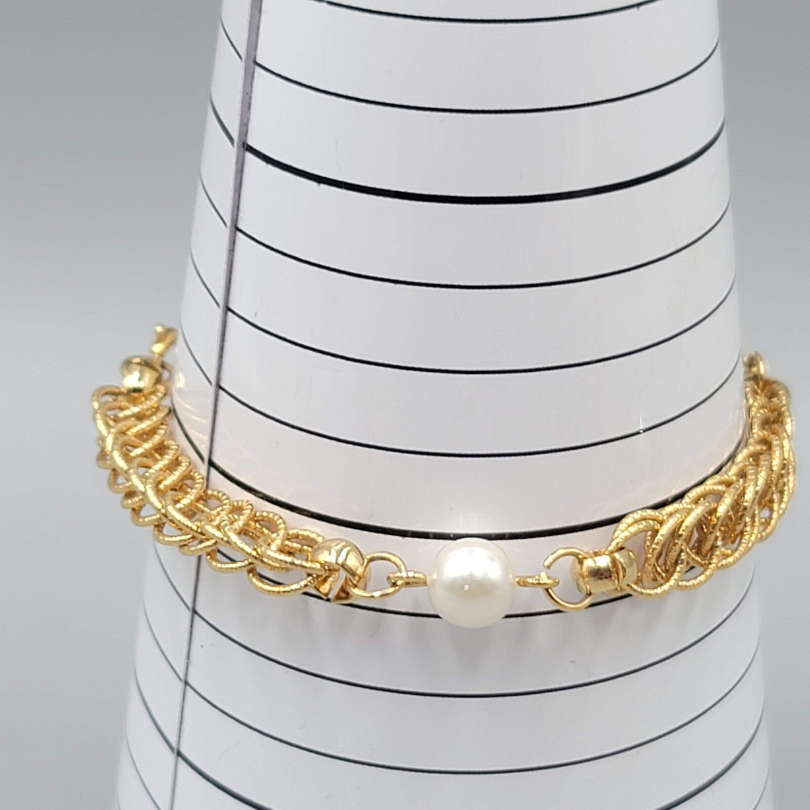 Vintage Gold tone Interlocking Links Bracelet Faux Pearl Bead 7.25"