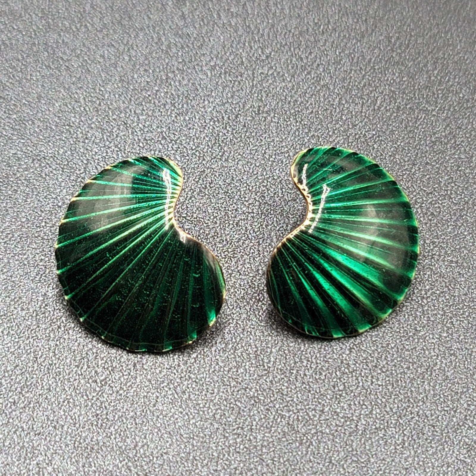Vintage Pierced Earrings Gold tone Green Enamel Shell Design Drop 1"