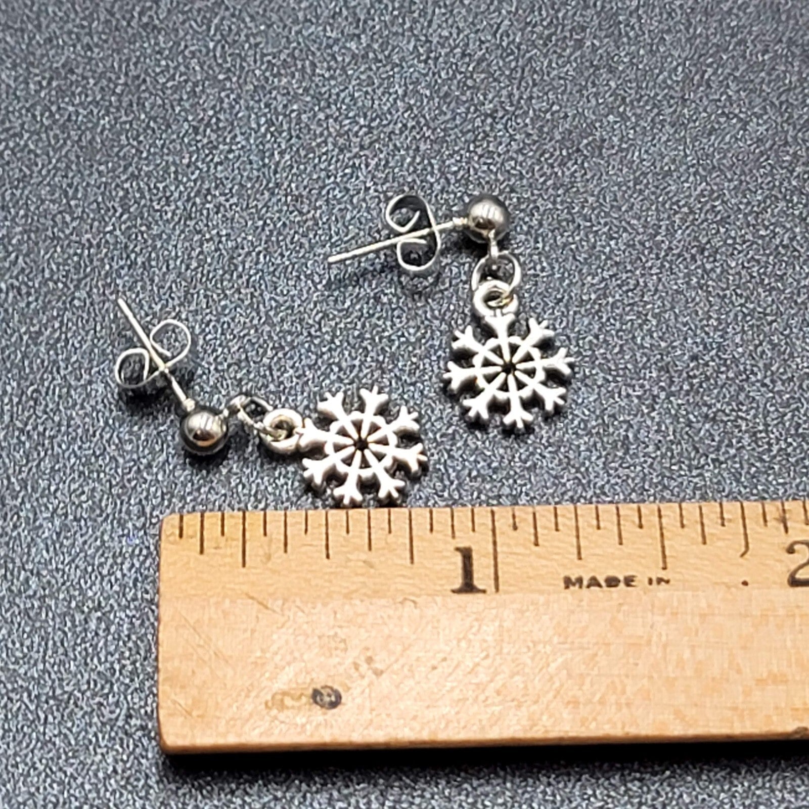 New Snowflake Pierced Earrings Silver tone Dangle 1/2"