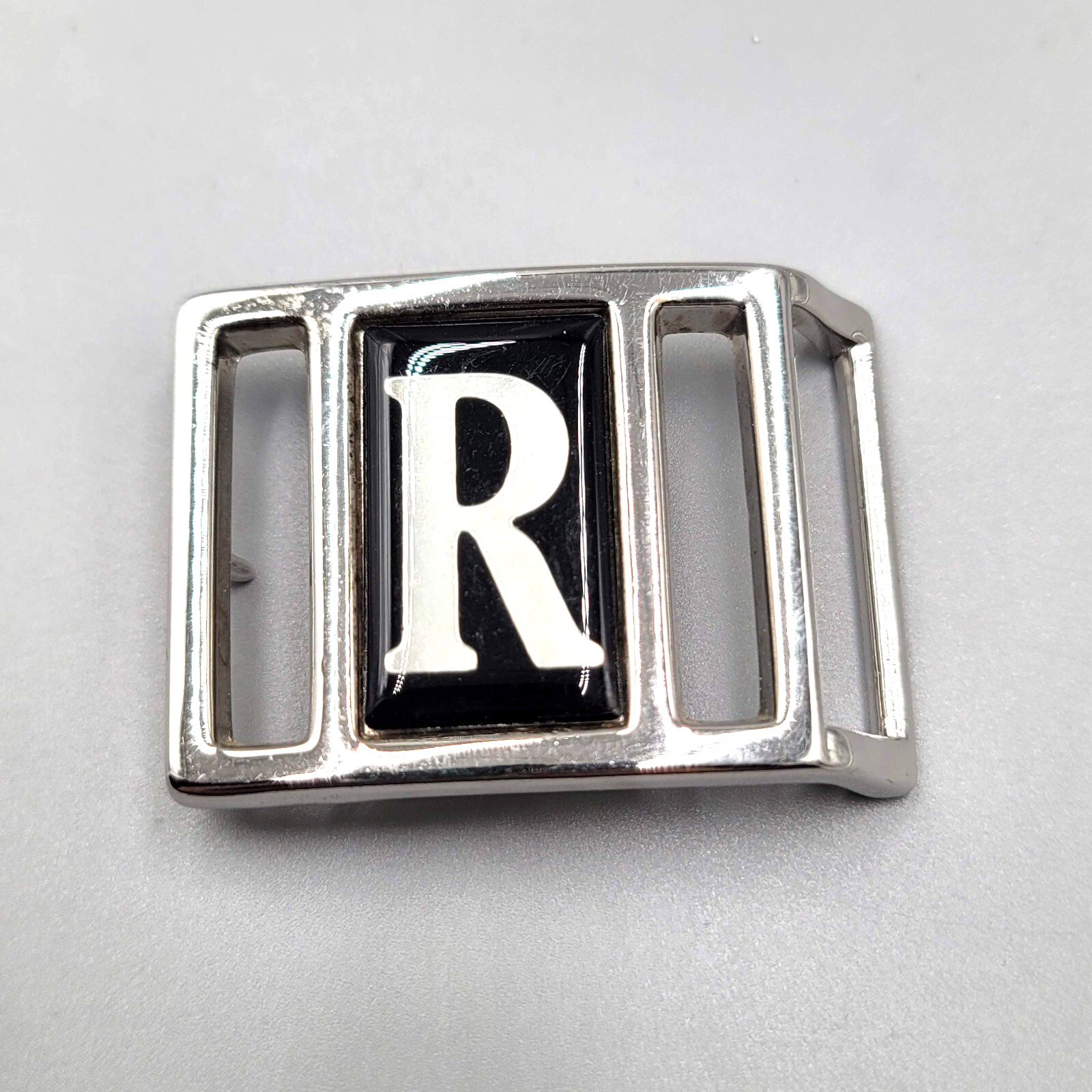 1983 AVON VINTAGE BELT BUCKLE INITIAL R SILVER TONE METAL BLACK ACCENT