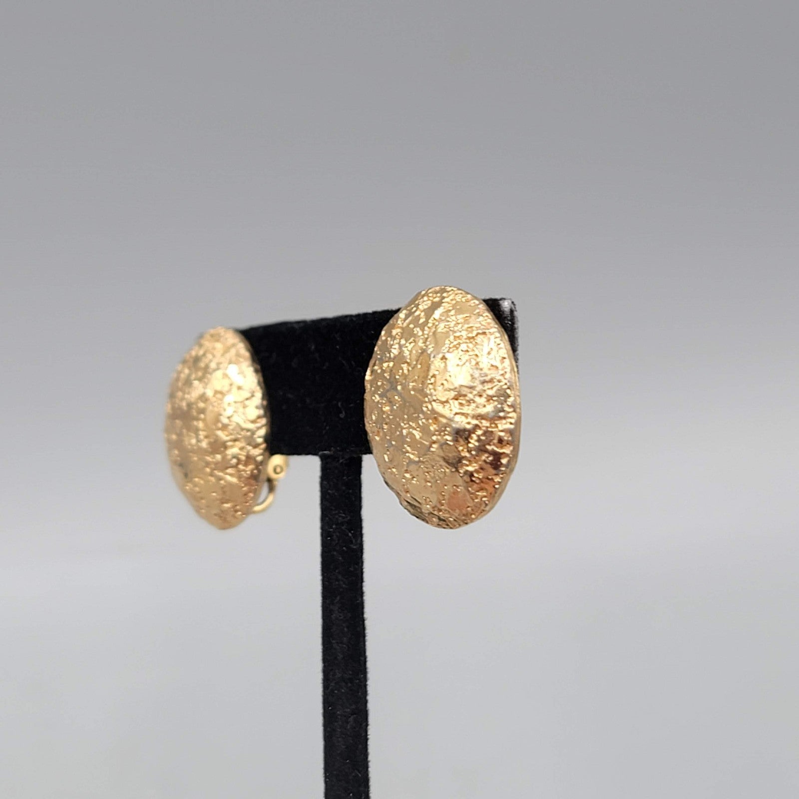 Vintage Sarah Cov Clip on Earrings Textured Round Dome 7/8"